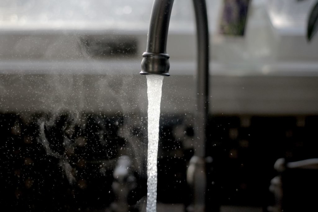Sanitär: fließender Wasserhahn